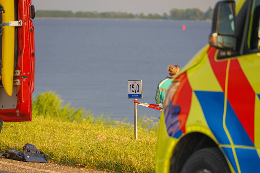 Auto te water Gooimeer een persoon overleden