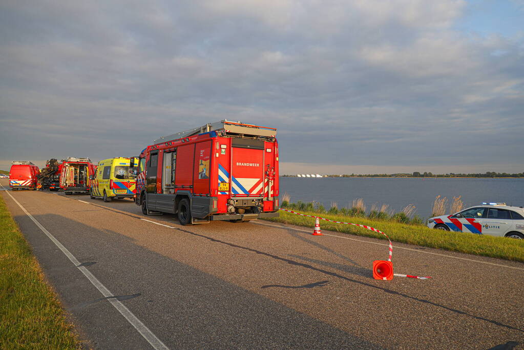 Auto te water Gooimeer een persoon overleden