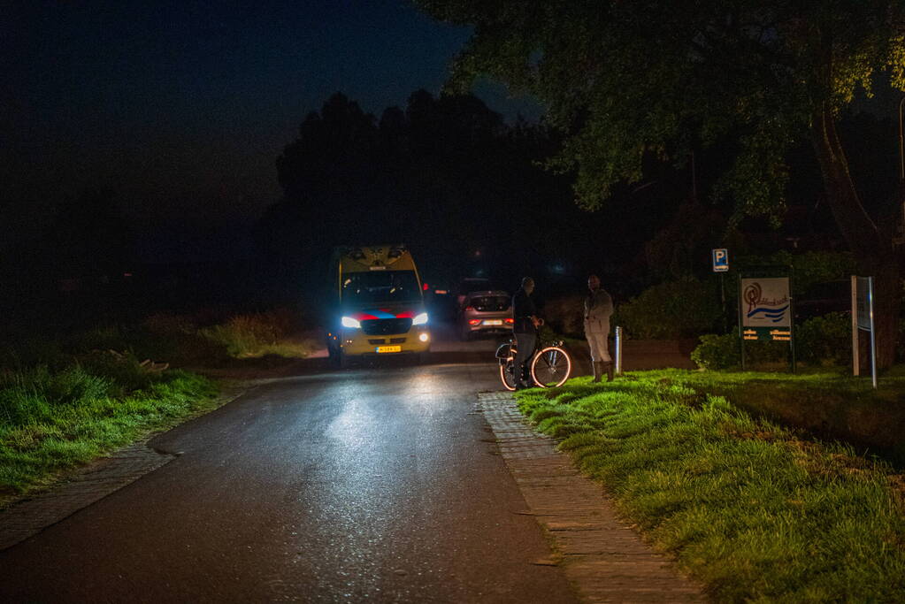 Automobilist belandt in sloot en raakt gewond