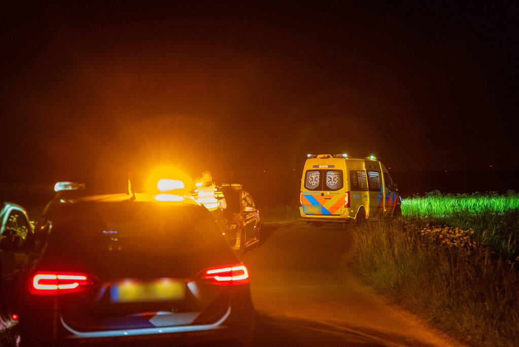 Automobilist belandt in sloot en raakt gewond