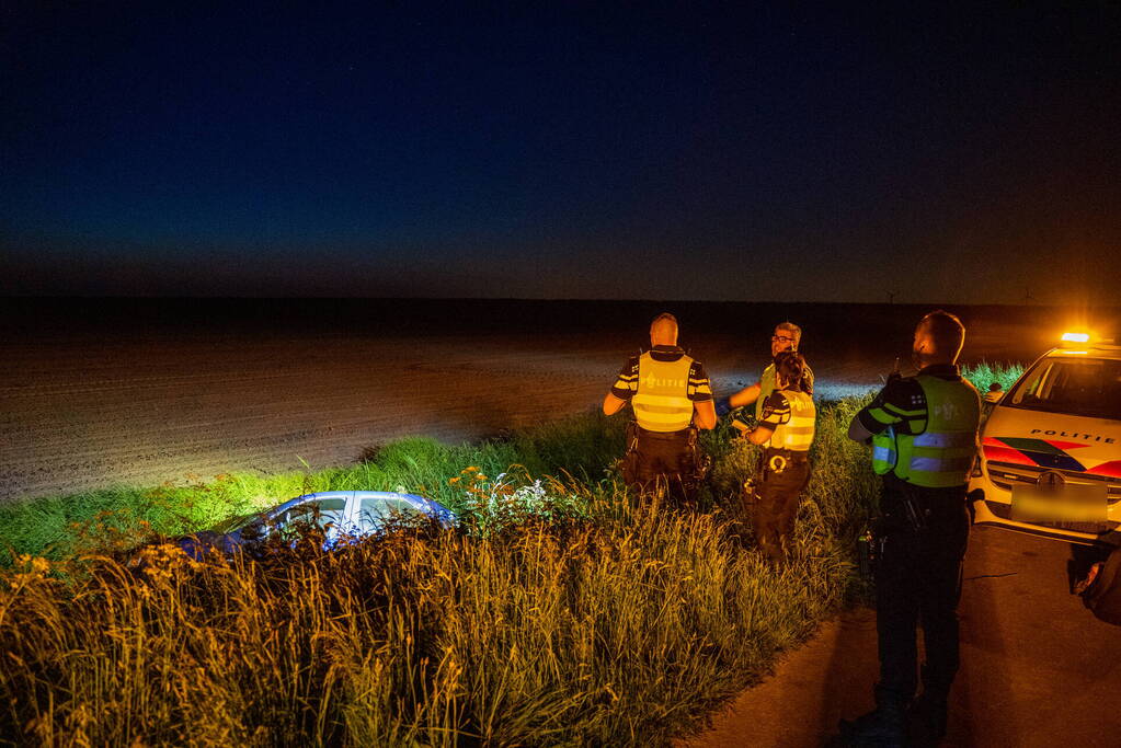 Automobilist belandt in sloot en raakt gewond