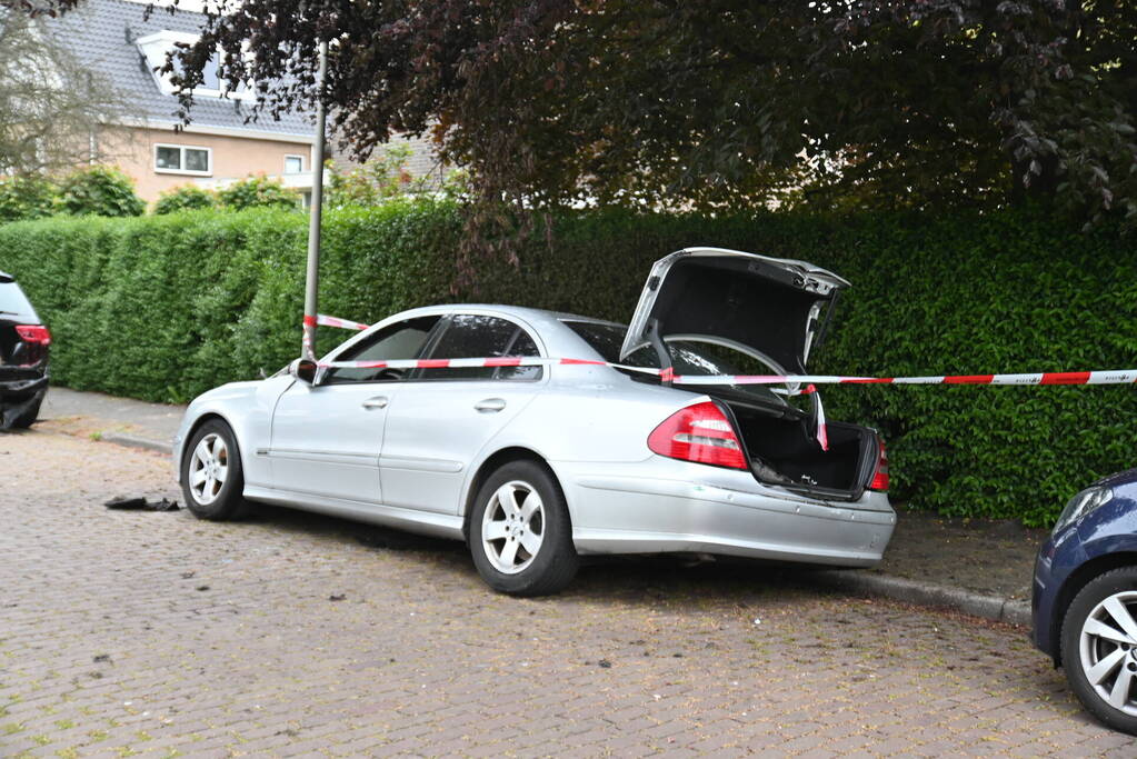 Geparkeerde auto verwoest door brand