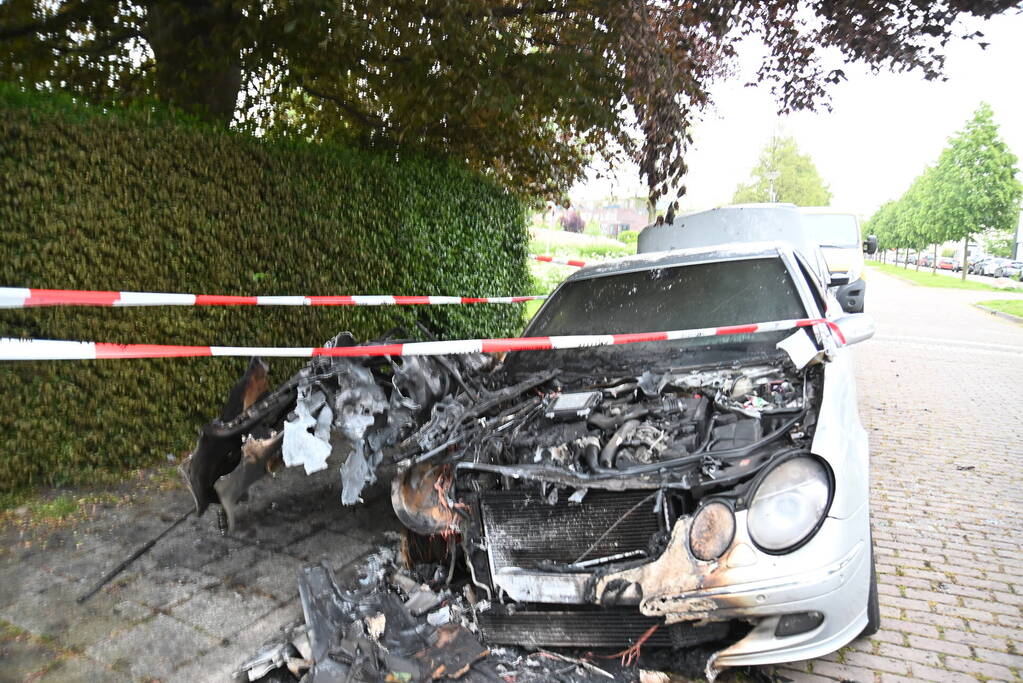 Geparkeerde auto verwoest door brand