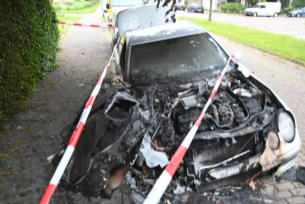 Geparkeerde auto verwoest door brand