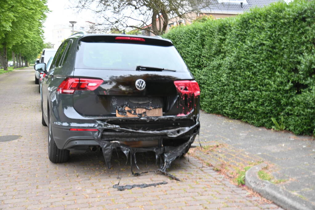 Geparkeerde auto verwoest door brand