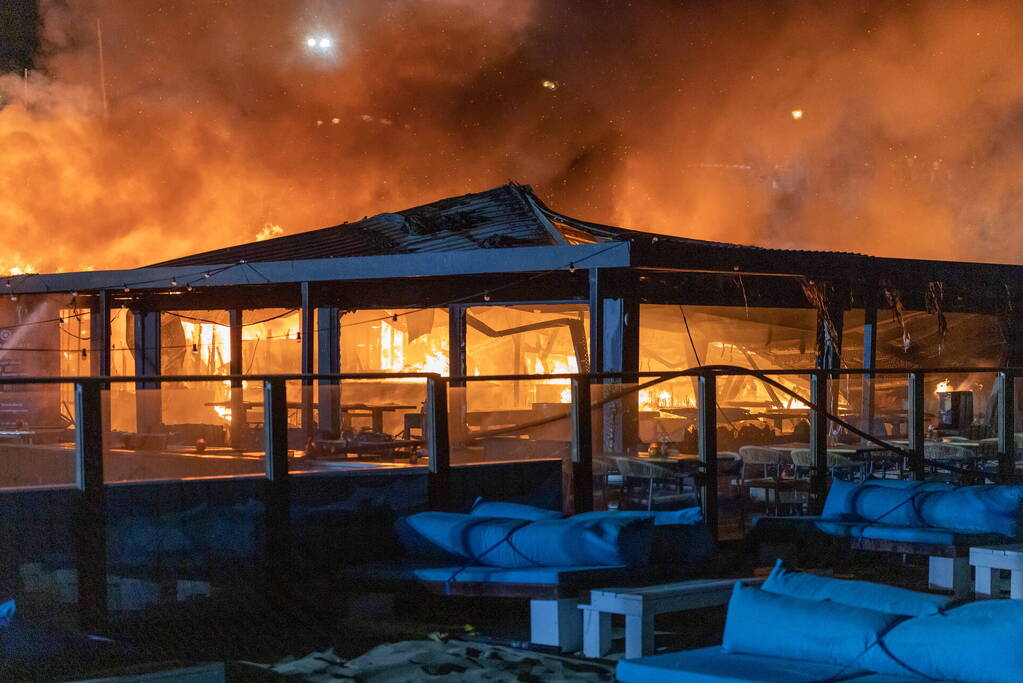 Strandtent beachclub Bloomingdale volledig in de as