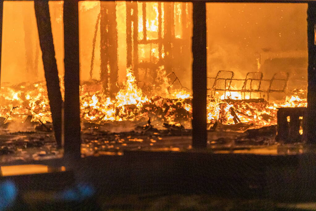 Strandtent beachclub Bloomingdale volledig in de as
