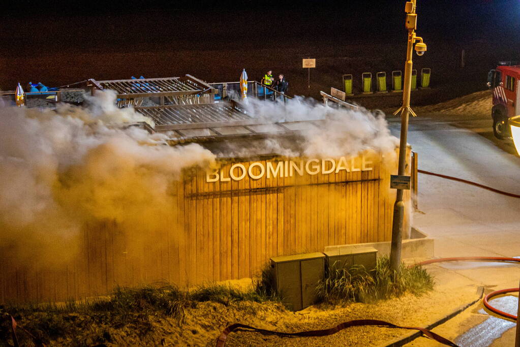 Strandtent beachclub Bloomingdale volledig in de as