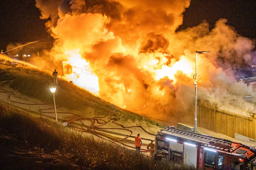 Strandtent beachclub Bloomingdale volledig in de as