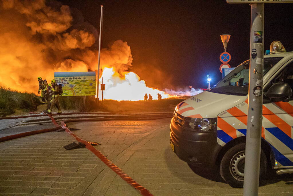 Strandtent beachclub Bloomingdale volledig in de as