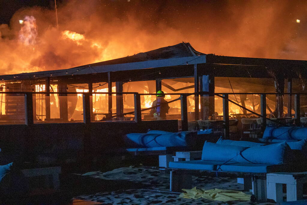 Strandtent beachclub Bloomingdale volledig in de as