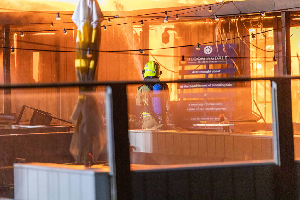 Strandtent beachclub Bloomingdale volledig in de as