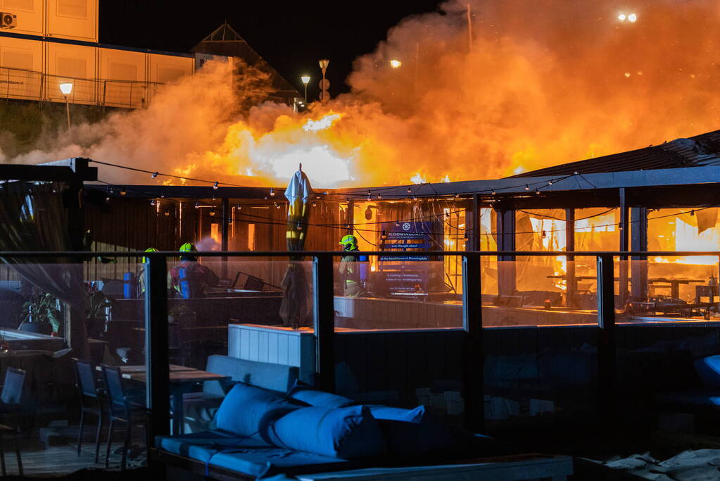 Strandtent beachclub Bloomingdale volledig in de as