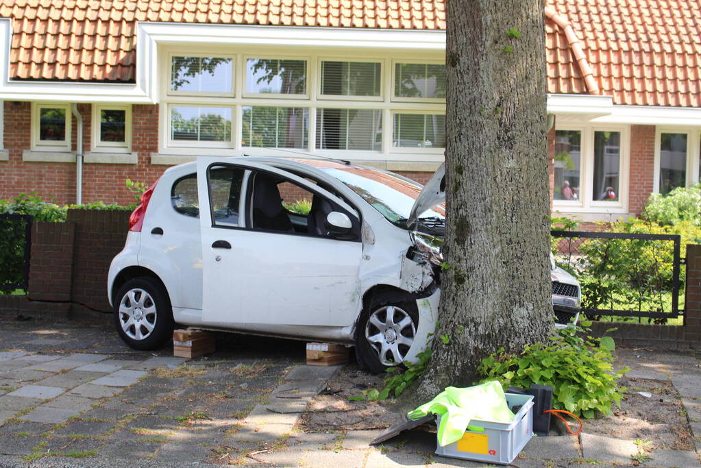 Eenzijdig ongeval met boom