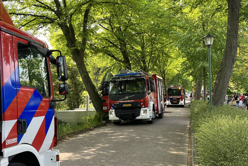 Brand in schuur op woonerf