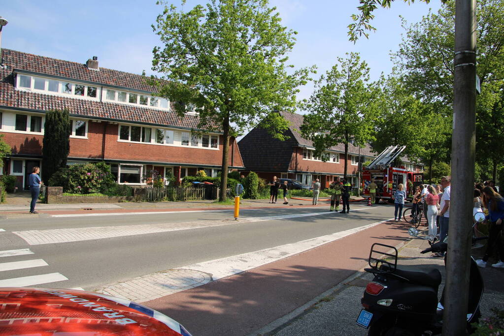 Veel rookontwikkeling bij brand in tuinhuis