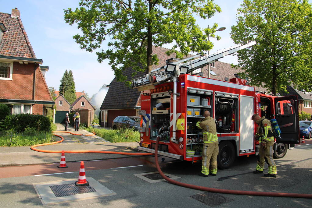 Veel rookontwikkeling bij brand in tuinhuis