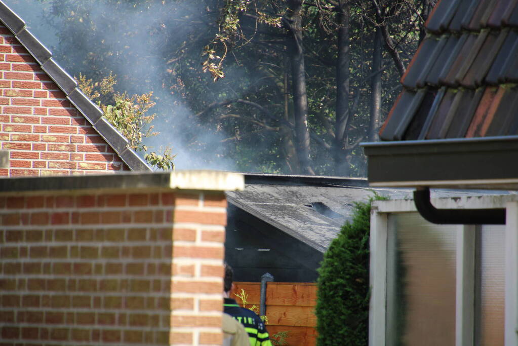 Veel rookontwikkeling bij brand in tuinhuis