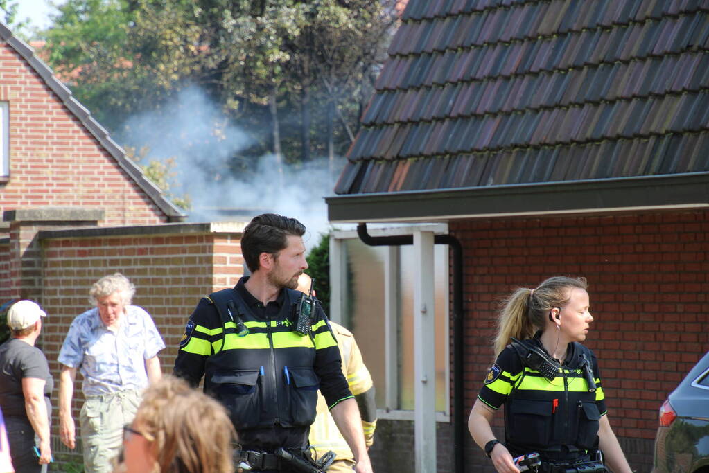 Veel rookontwikkeling bij brand in tuinhuis
