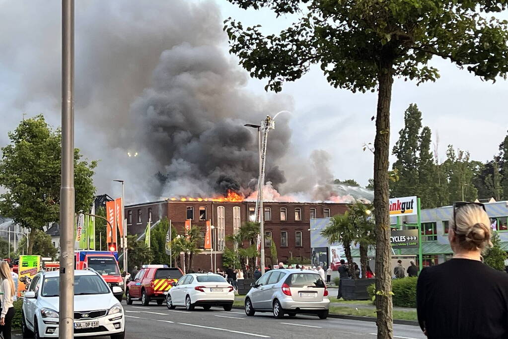 Nederlandse brandweer assisteert bij enorme brand in Duitsland