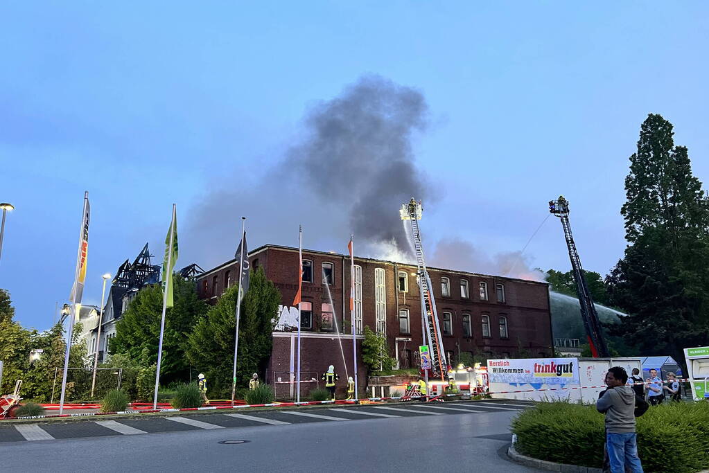 Nederlandse brandweer assisteert bij enorme brand in Duitsland