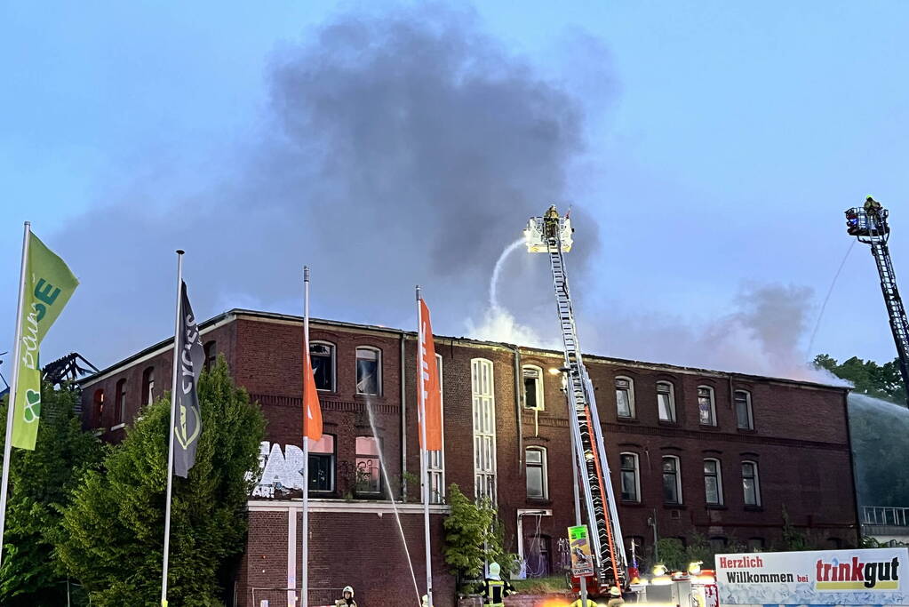 Nederlandse brandweer assisteert bij enorme brand in Duitsland