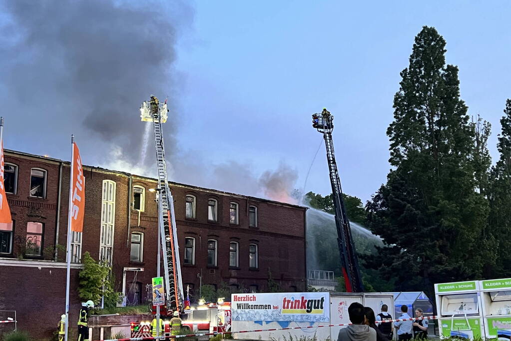 Nederlandse brandweer assisteert bij enorme brand in Duitsland