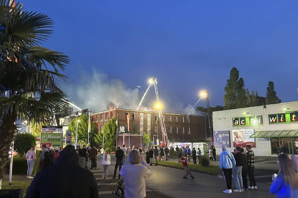 Nederlandse brandweer assisteert bij enorme brand in Duitsland