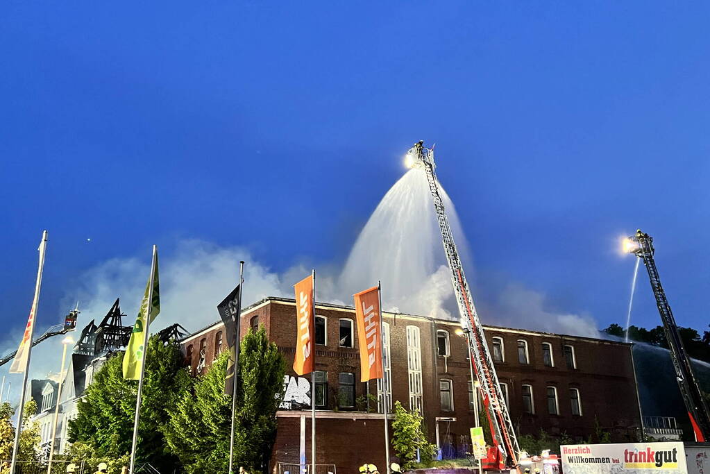 Nederlandse brandweer assisteert bij enorme brand in Duitsland