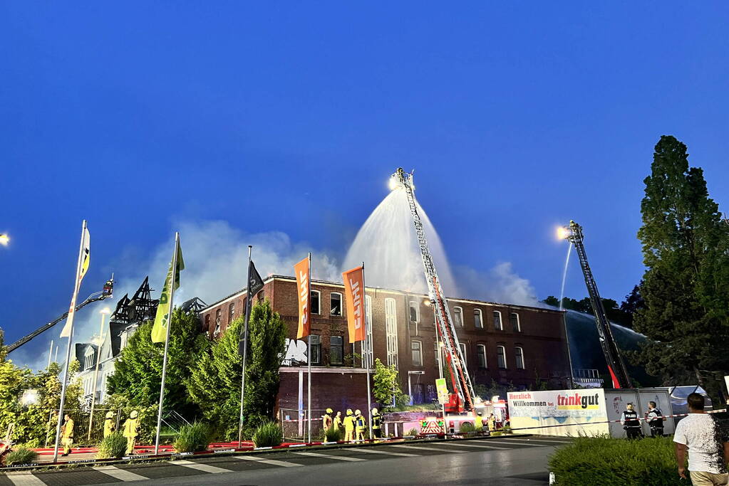 Nederlandse brandweer assisteert bij enorme brand in Duitsland