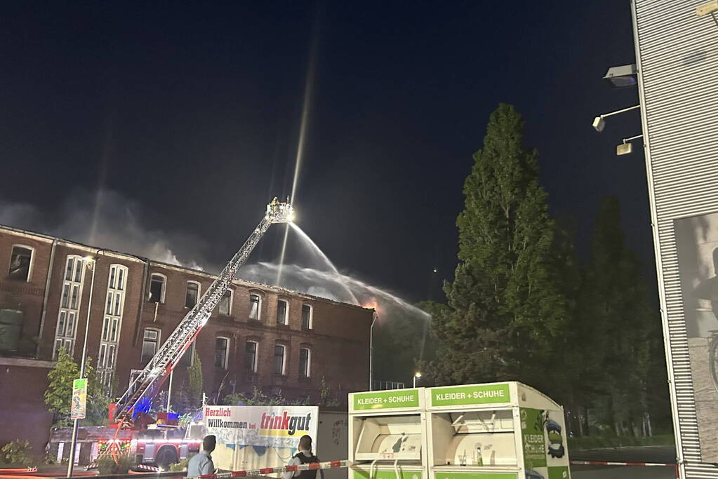 Nederlandse brandweer assisteert bij enorme brand in Duitsland