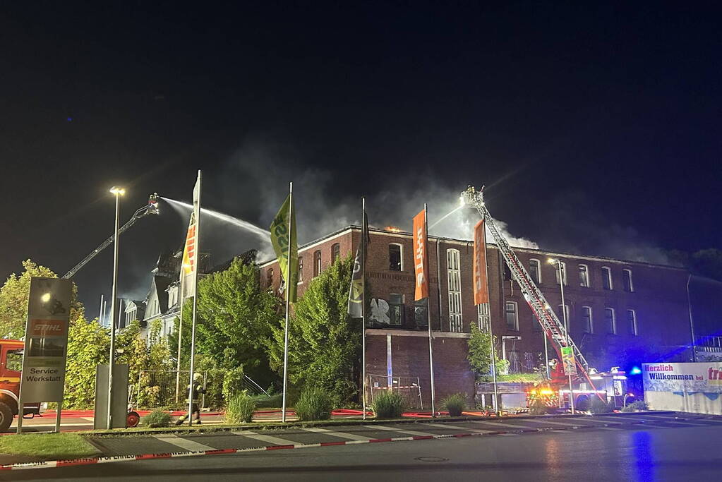 Nederlandse brandweer assisteert bij enorme brand in Duitsland