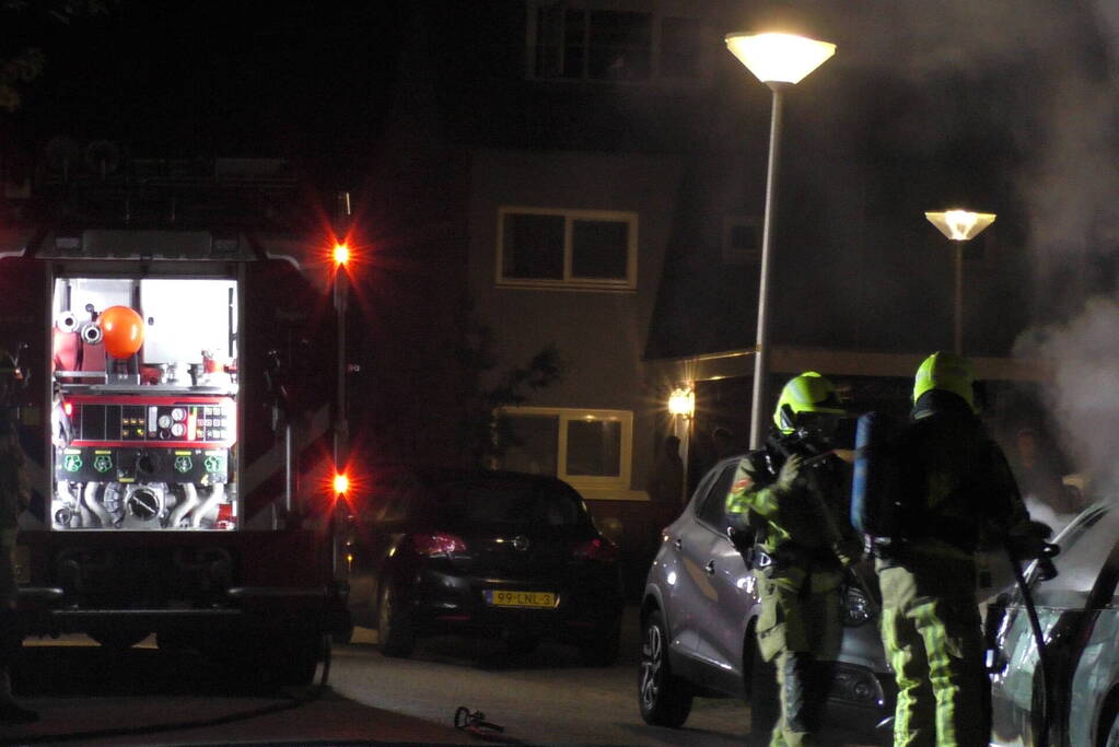 Auto brandt volledig uit