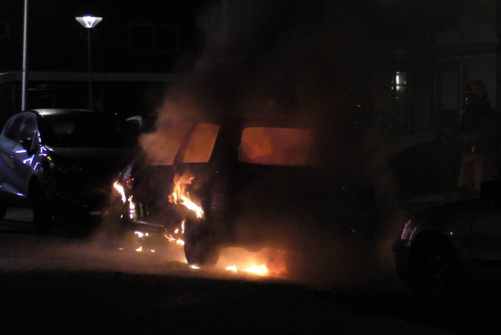 Auto brandt volledig uit