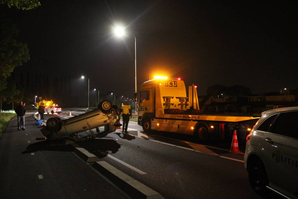 Auto slaat over de kop na eenzijdig ongeval