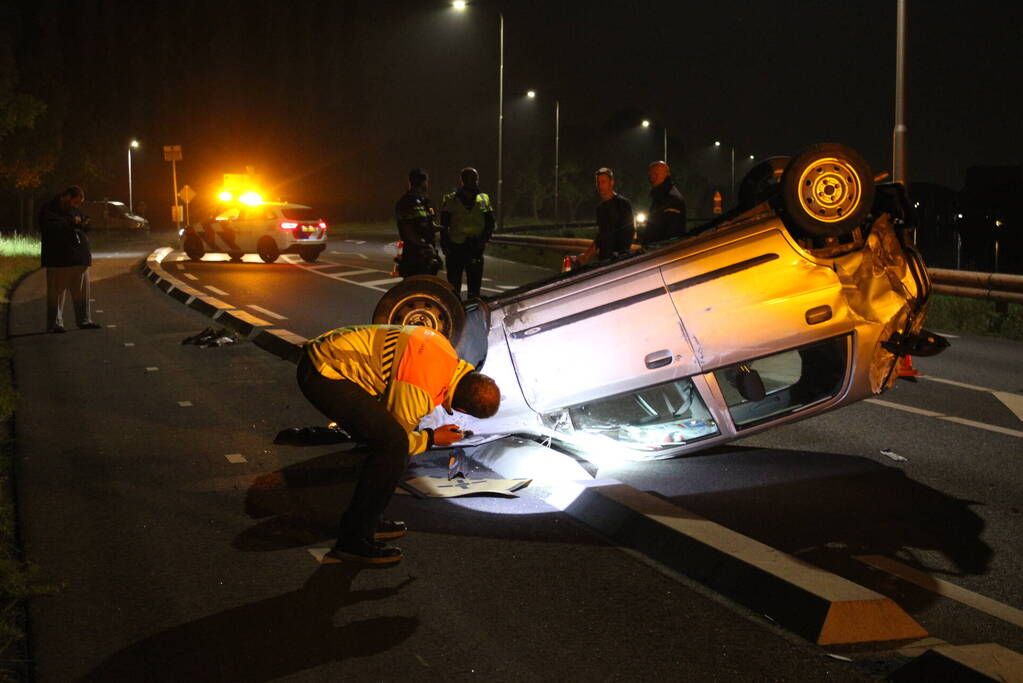 Auto slaat over de kop na eenzijdig ongeval