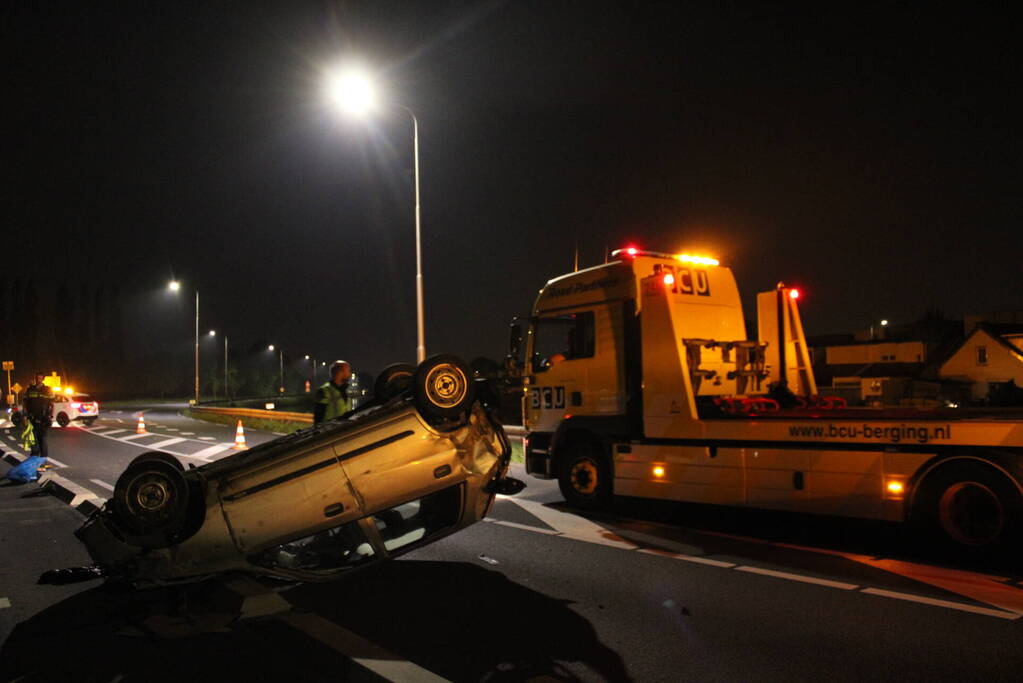 Auto slaat over de kop na eenzijdig ongeval