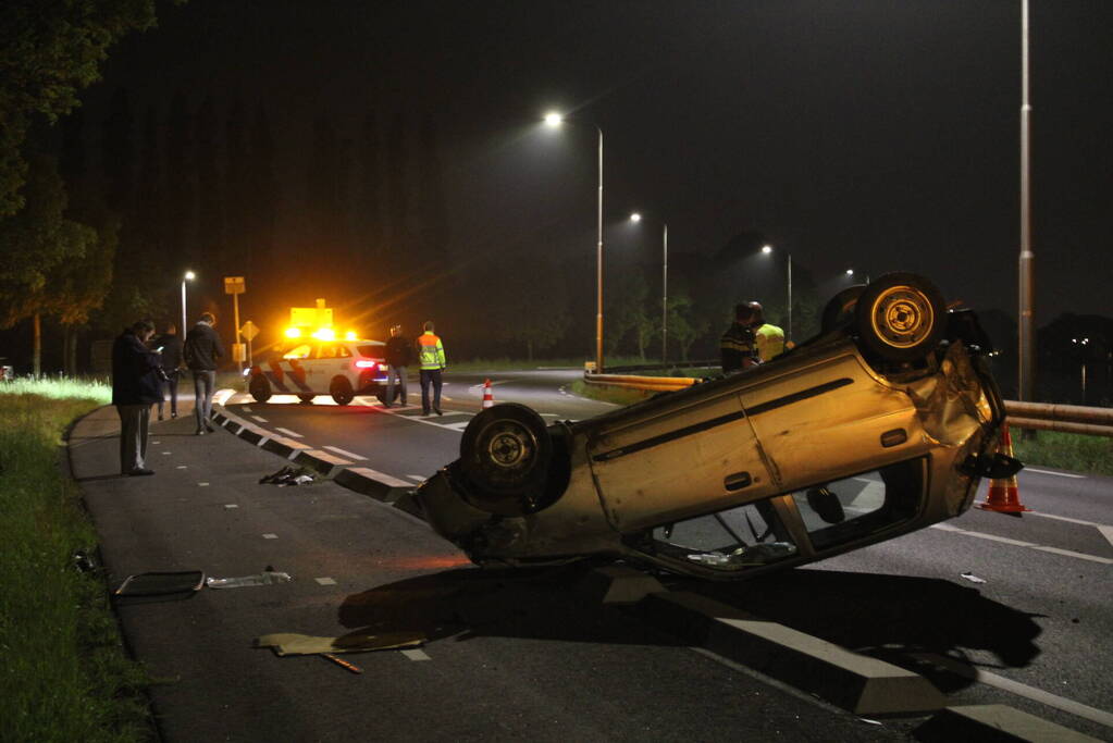 Auto slaat over de kop na eenzijdig ongeval