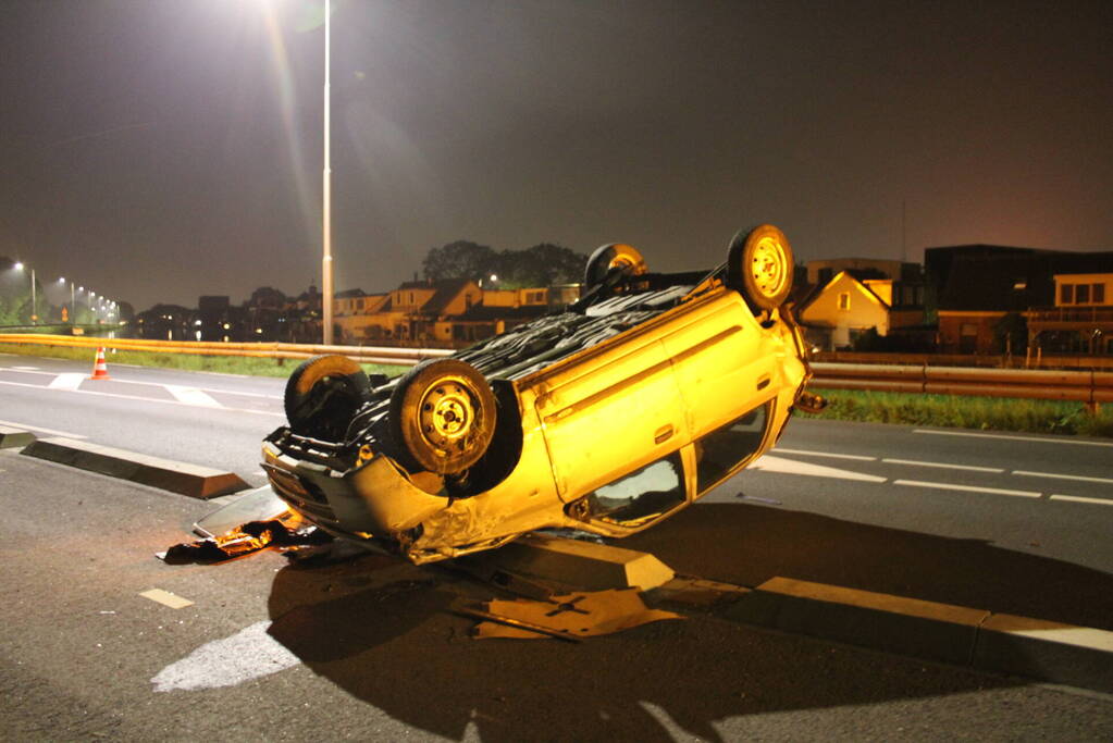 Auto slaat over de kop na eenzijdig ongeval