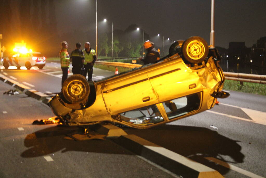 Auto slaat over de kop na eenzijdig ongeval