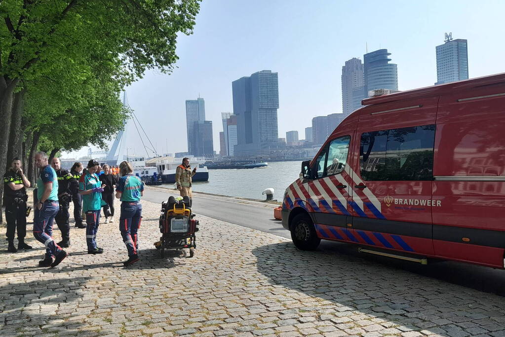 Reddingsactie voor persoon te water in de Nieuwe Maas