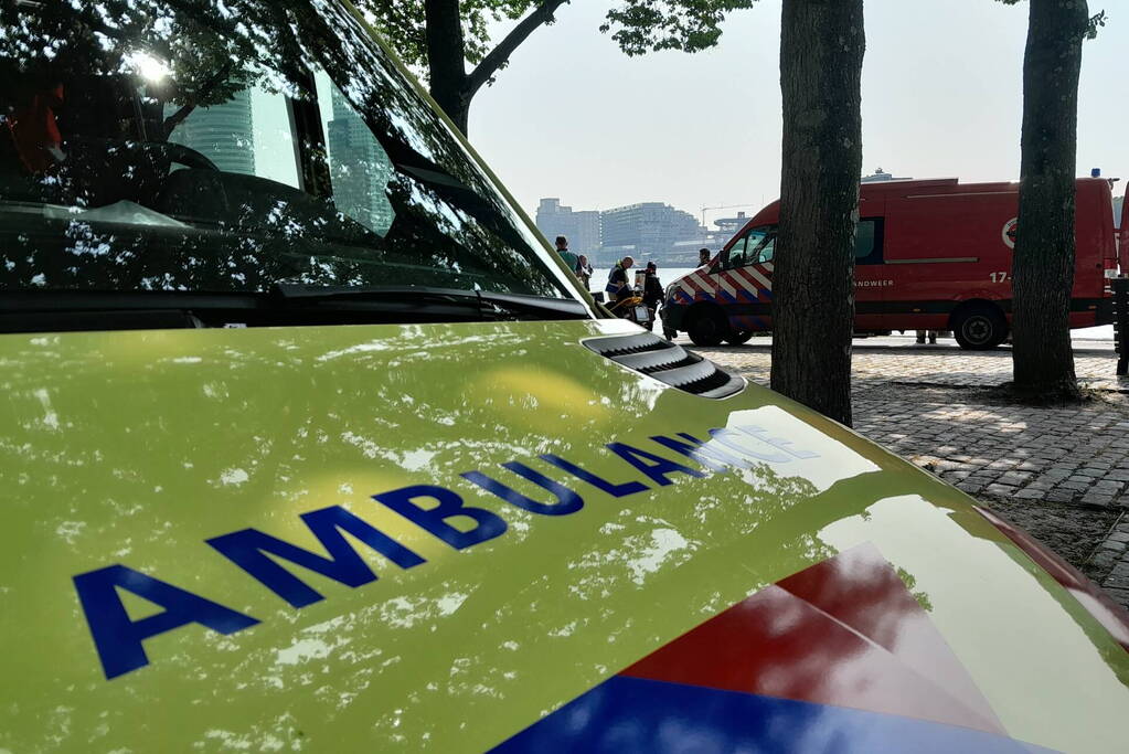 Reddingsactie voor persoon te water in de Nieuwe Maas