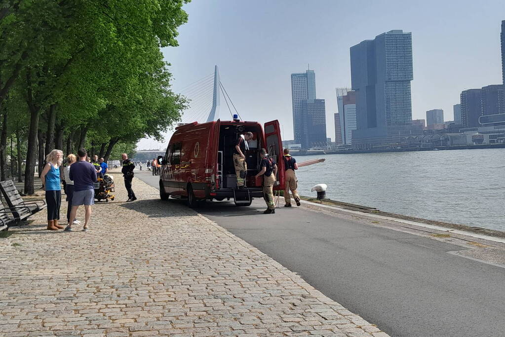Reddingsactie voor persoon te water in de Nieuwe Maas