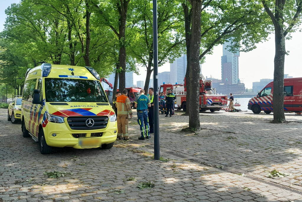 Reddingsactie voor persoon te water in de Nieuwe Maas