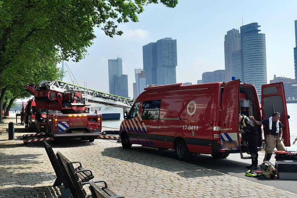 Reddingsactie voor persoon te water in de Nieuwe Maas