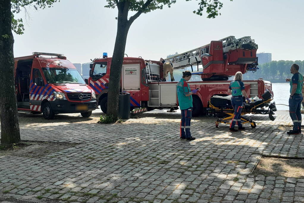 Reddingsactie voor persoon te water in de Nieuwe Maas