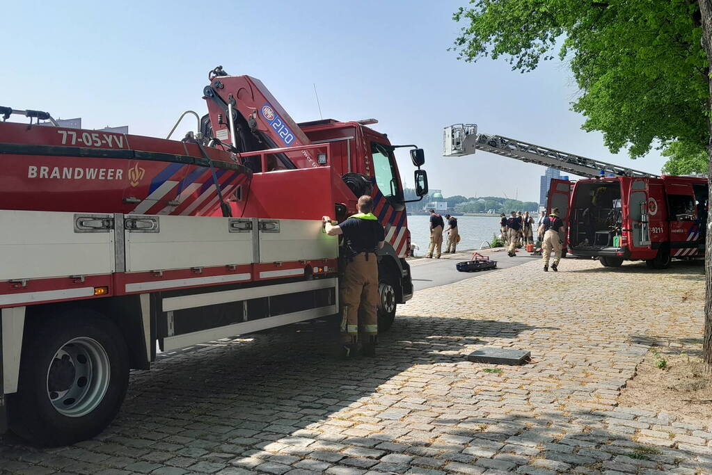 Reddingsactie voor persoon te water in de Nieuwe Maas