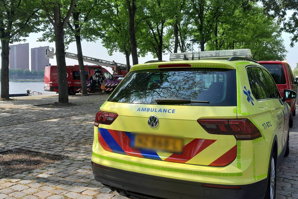 Reddingsactie voor persoon te water in de Nieuwe Maas
