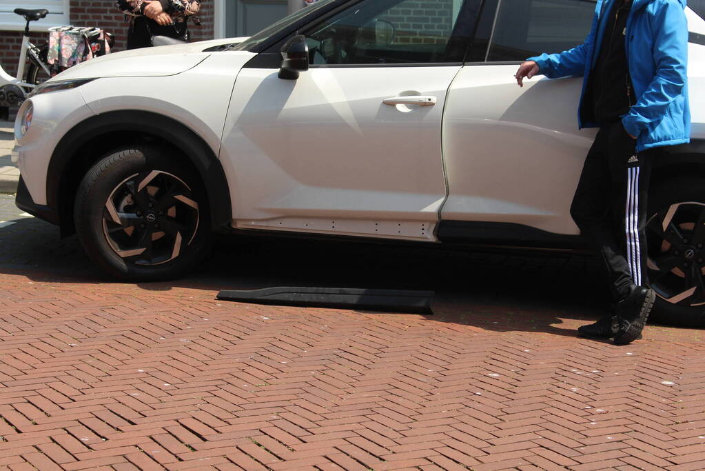 Fietsster gewond bij aanrijding met geparkeerde auto