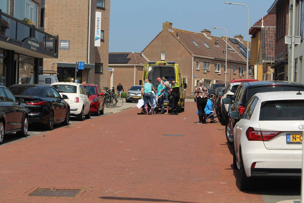 Fietsster gewond bij aanrijding met geparkeerde auto